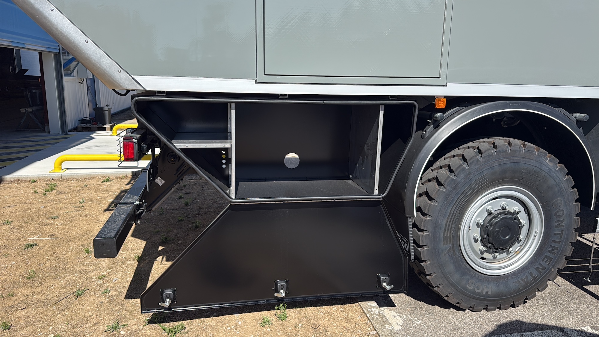 Camion d'expedition 4x4 avec grande soue et coffre sous châssis