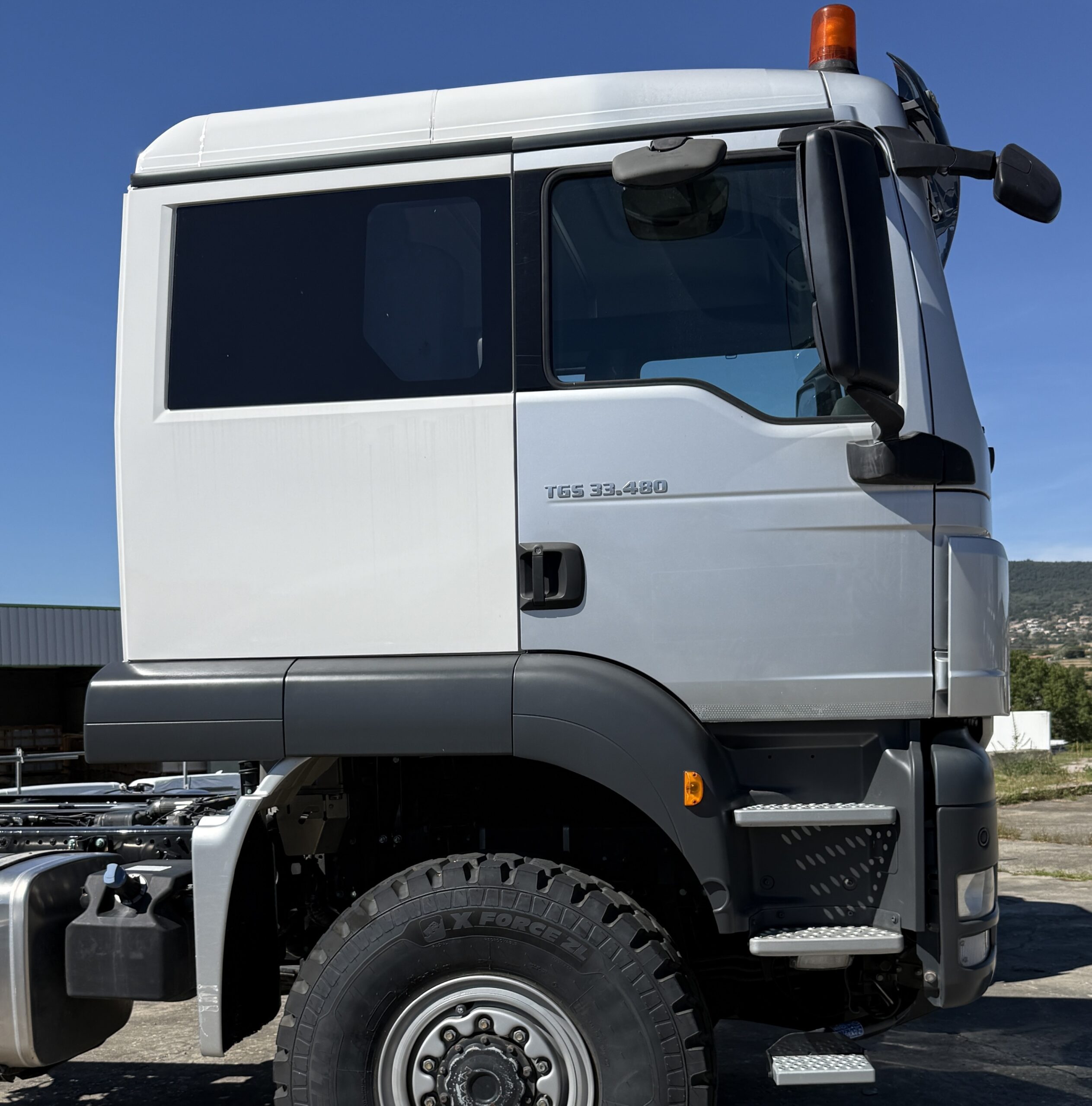 Camion d'expedition 6x6 avec transformation de cabine pour 2 sièges supplémentaires